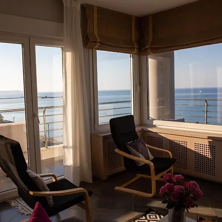 Salty Breeze Beachfront Apartment-premium דירה