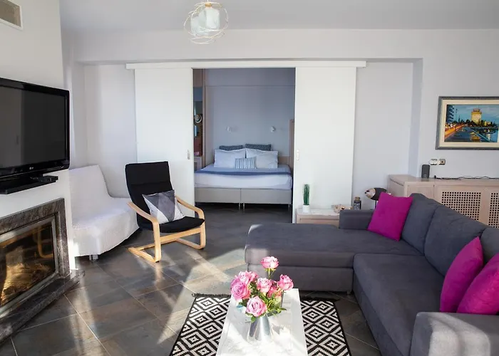 Salty Breeze Beachfront Apartment-premium * Peraía