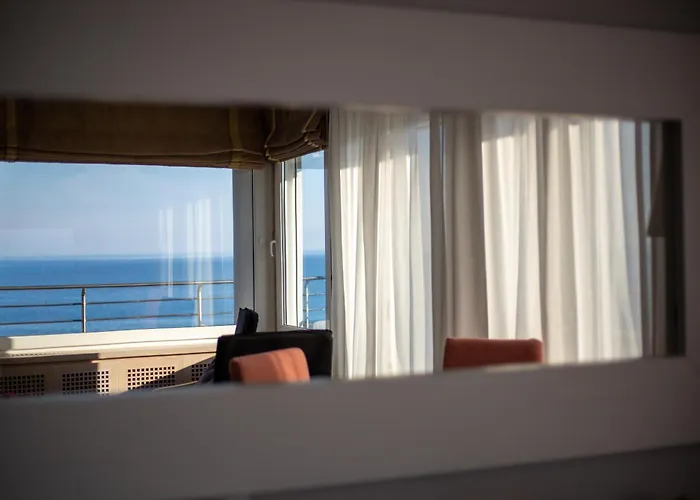 Salty Breeze Beachfront Apartment-premium דירה *