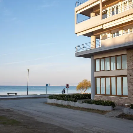 Salty Breeze Beachfront Apartment-premium *