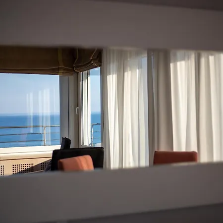 Salty Breeze Beachfront Apartment-premium Lejlighed *