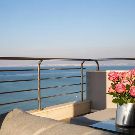 Salty Breeze Beachfront Apartment-premium