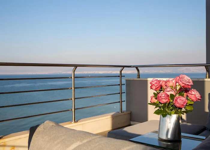 Salty Breeze Beachfront Apartment-premium