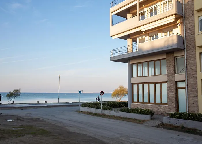 Salty Breeze Beachfront Apartment-premium *